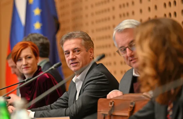 Prvaki koalicijskih strank (z leve): Asta Vrečko (Levica), Robert 
Golob (Svoboda) in Matjaž Han (SD).