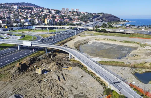 Po nujni šestmesečni utrditvi terena je gradnja velikega zadrževalnika padavinske vode na semedelski bonifiki sredi druge faze.