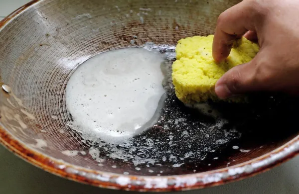 Z aluminijasto folijo preprosto očistimo tudi zažgane ponve in 
lonce.