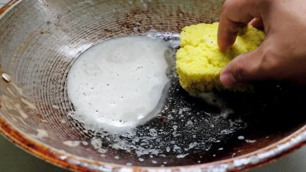 Z aluminijasto folijo preprosto očistimo tudi zažgane ponve in 
lonce.