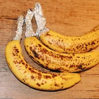 S folijo preprečite prehitro zorenje banan.