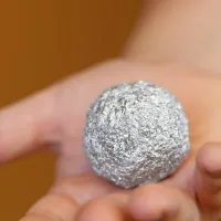 Naredite nekaj žogic iz aluminijaste folije in jih dajte v pralni stroj 
ter zaženite cikel.