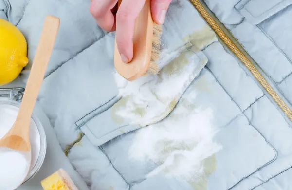 Mnogi prisegajo, da lahko madeže odstranimo z običajnim detergentom, limono ali sodo. Preverite, kaj o tem pravijo v ZPS.