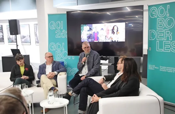 O   pomenu knjižnega branja in prihodnosti kritičnega mišljenja so debatirali (z leve): Anja Intihar, Dan Podjed, Miha Kovač, Jaka Gerčar in Vesna Milek. 