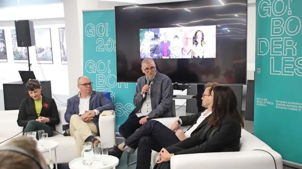 O   pomenu knjižnega branja in prihodnosti kritičnega mišljenja so debatirali (z leve): Anja Intihar, Dan Podjed, Miha Kovač, Jaka Gerčar in Vesna Milek. 