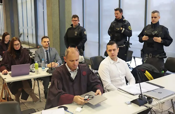 Klemen Kadivec (ob njem odvetnik Dejan Marković), pričakuje, da 
ga bo sodišče izpustilo iz pripora.