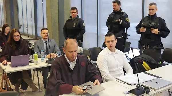 Klemen Kadivec (ob njem odvetnik Dejan Marković), pričakuje, da 
ga bo sodišče izpustilo iz pripora.