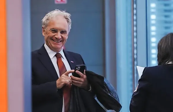 

Aleš Hojs  ima v lasti že tri zazidljive parcele v slovenski Istri. 
Njihova vrednost se je nedavno znatno zvišala, saj je občina do 
njih zgradila kanalizacijo. 