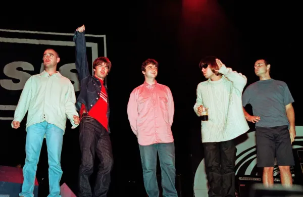 Zasedba Oasis leta 1996, ko sta brata Gallagher koncertirala v slogi.