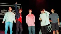 Zasedba Oasis leta 1996, ko sta brata Gallagher koncertirala v slogi.