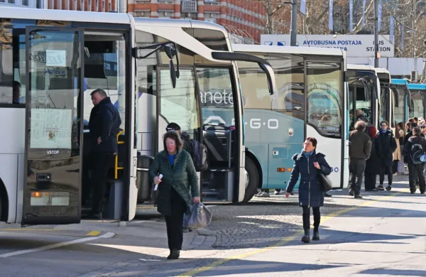 Avtobusni prevozniki se soočajo s pomanjkanjem voznikov, sindikati  pravijo, da k temu v veliki meri pripomorejo  prenizke 
plače. 