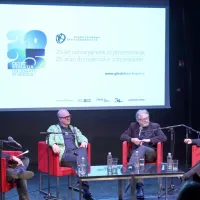 O odnosih med Slovenijo in preostankom  nekdanje Jugoslavije ter kako so se ti spreminjali skozi desetletja,  zlasti v kulturi in 
umetnosti,  so  na večeru, ki ga je povezoval novinar in urednik Primorskih novic Aljaž Novak (levo), mnenja iskrivo izmenjevali 
(z desne) kulturna posrednica Irena Urbič, soustanovitelj skupine Laibach Ivan Jani Novak in spletni umetnik Vuk Čosić.  