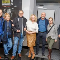Po prvem, januarskem pogovoru so debato o gledališču v tretjem tisočletju  v foajeju nadaljevali (z leve): direktor SNG Maribor 
Danilo Rošker, direktorica in umetniška vodja MGL Barbara Hieng Samobor, dramski igralec Igor Samobor, Katja Pegan, direktor 
ZRS Koper dr. Rado Pišot, sodelavka ZRS Koper dr. Saša Pišot in odgovorni urednik Radia Koper Janko Petrovec.