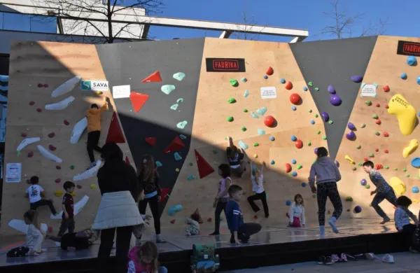 Stena v središču Nove Gorice najbolj razveseljuje otroke.