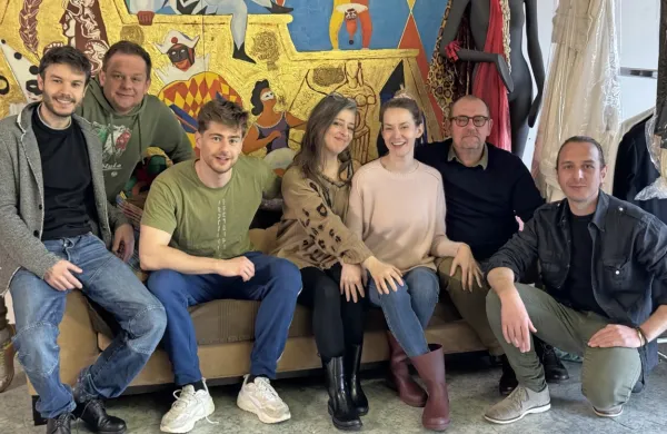  Igralska ekipa predstave Županova Micka sproščeno pozira med 
vajami