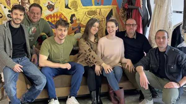  Igralska ekipa predstave Županova Micka sproščeno pozira med 
vajami