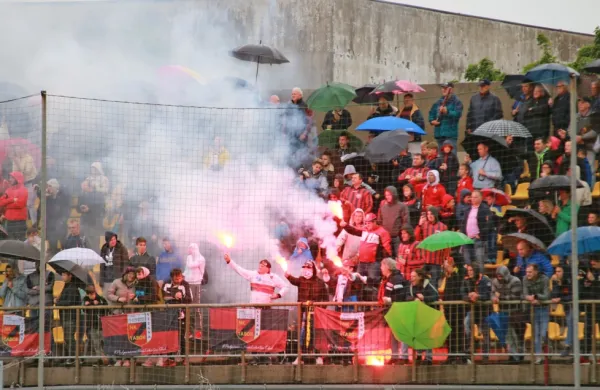 Navijaško vzdušje se lahko hitro sprevrže v nered, zato so policisti 
v pripravljenosti.