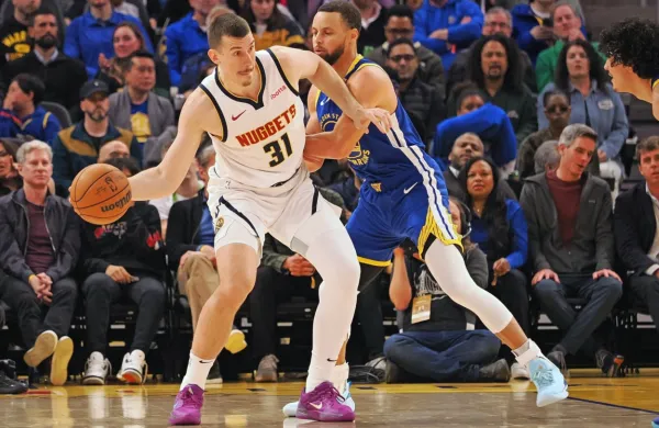 Vlatko Čančar (z žogo) v dvoboju z najbolje plačanim košarkarjem 
lige NBA   Stephom Curryjem.  