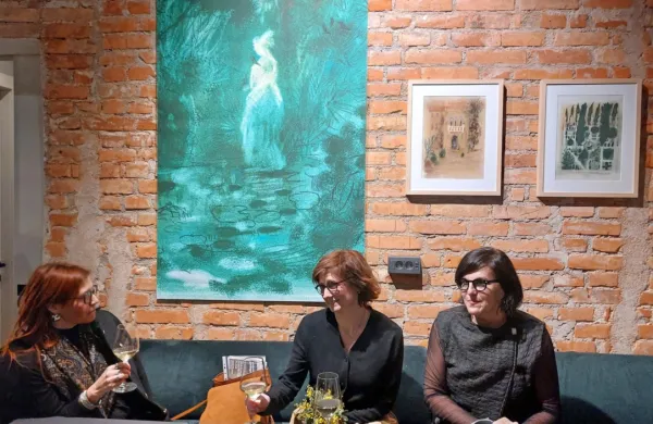 Dr. Petra Kolenc z ZRC Sazu, ilustratorka Ana Zavadlav in kustosinja Klavdija Figelj so občinstvu v kavarni 
Maks predstavile ilustracije za Calvinove Pravljice, ki so  umetnina meseca.  