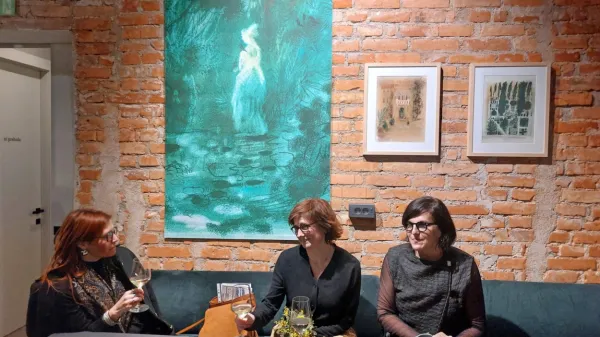 Dr. Petra Kolenc z ZRC Sazu, ilustratorka Ana Zavadlav in kustosinja Klavdija Figelj so občinstvu v kavarni 
Maks predstavile ilustracije za Calvinove Pravljice, ki so  umetnina meseca.  