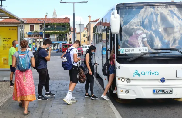 Dijaki zaključnih letnikov bodo lahko tudi  septembra koristili 
subvencionirane vozovnice za javni potniški promet.