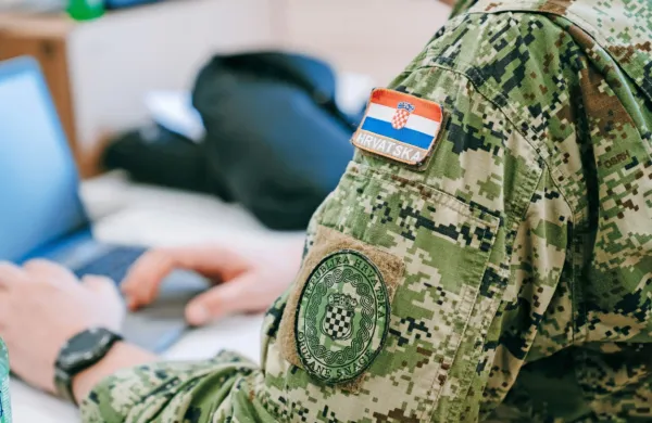 Na Hrvaškem začenjajo vpis vojaških obveznikov v evidenco.