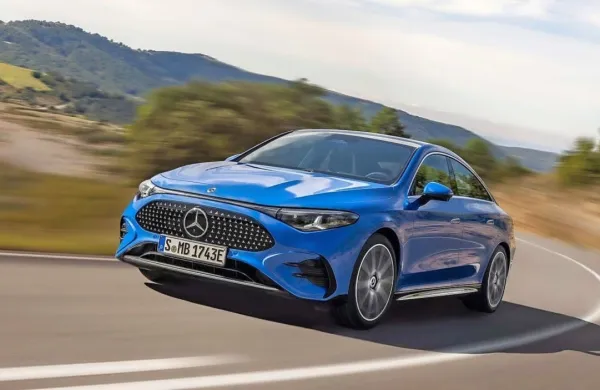 Z dosegom blizu 800 kilometrov in hitrim polnjenjem CLA tekmuje 
z modeli, kot so Tesla Model 3 Long Range, BMW i4 in Porsche 
Taycan. V prodajne v salone prihaja junija.