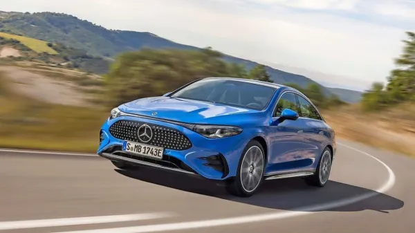 Z dosegom blizu 800 kilometrov in hitrim polnjenjem CLA tekmuje 
z modeli, kot so Tesla Model 3 Long Range, BMW i4 in Porsche 
Taycan. V prodajne v salone prihaja junija.