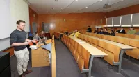 Kljub res pereči problematiki o stanovanjskih potrebah je bila 
udeležba na posvetu v Kopru minimalna, vsega skupaj se je 
razprave udeležilo le deset ljudi. Ugibamo lahko, da je šepalo 
obveščanje o dogodku. 