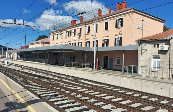 Lansko poletje je skozi Divačo vozil tudi vlak Trst (Opčine)-Reka, 
letos pa ga ni na voznem redu.