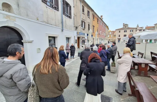 (SVETOVNI DAN POEZIJE) Poezija znova razsvetljuje koprske izložbe in mimoidoče