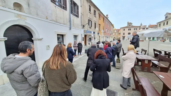 (SVETOVNI DAN POEZIJE) Poezija znova razsvetljuje koprske izložbe in mimoidoče