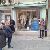 (SVETOVNI DAN POEZIJE) Poezija znova razsvetljuje koprske izložbe in mimoidoče