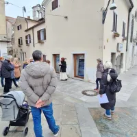 (SVETOVNI DAN POEZIJE) Poezija znova razsvetljuje koprske izložbe in mimoidoče