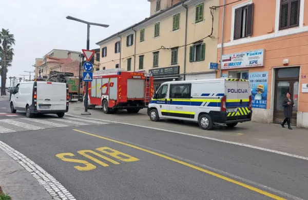 Kaj so na Pristani&scaron;ki ulici danes počeli gasilci in policisti