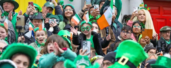 Osrednje parade v Dublinu se je letos udeležilo na stotisoče 
ljudi.