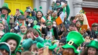 Osrednje parade v Dublinu se je letos udeležilo na stotisoče 
ljudi.