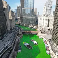 V Chicagu so ob dnevu svetega Patrika reko obarvali zeleno.