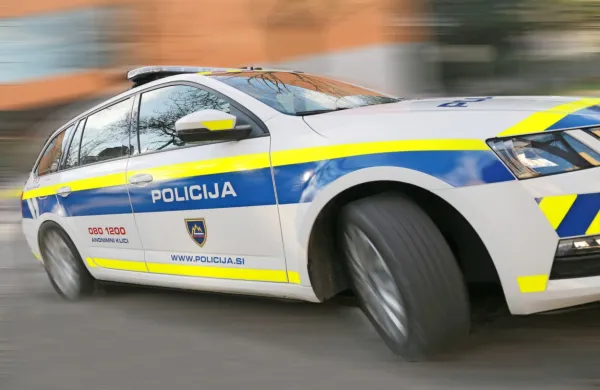 V prometni nesreči na parkiri&scaron;ču se je pe&scaron;ka huje po&scaron;kodovala