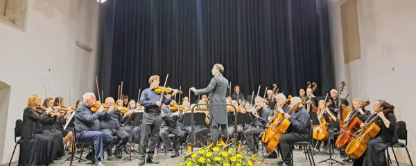 Razširjeni Obalni komorni orkester Orkester združuje ljubiteljske glasbenike, študente glasbe, dijake umetniške gimnazije, uveljavljene glasbenike ... Na koncertu v Dvorani 
sv. Frančiška mu je dirigiral Simon Krečič. 