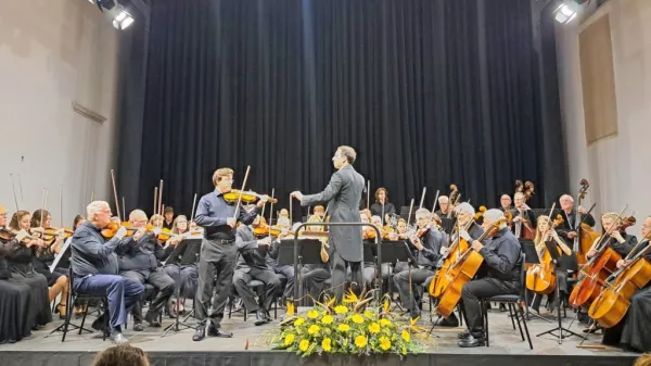 Razširjeni Obalni komorni orkester Orkester združuje ljubiteljske glasbenike, študente glasbe, dijake umetniške gimnazije, uveljavljene glasbenike ... Na koncertu v Dvorani 
sv. Frančiška mu je dirigiral Simon Krečič. 
