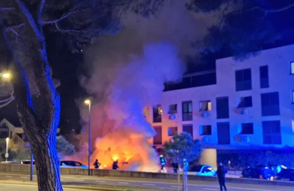 V Izoli zgorel avtomobil