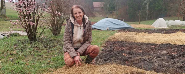 Irena Raymond, nekdaj trajnostna pilotka, sedaj sonaravna vrtnarka, ima v Zavratcu, 720 metrov visoko, njive in vrtove 
pripravljene za obdelavo.