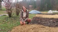 Irena Raymond, nekdaj trajnostna pilotka, sedaj sonaravna vrtnarka, ima v Zavratcu, 720 metrov visoko, njive in vrtove 
pripravljene za obdelavo.