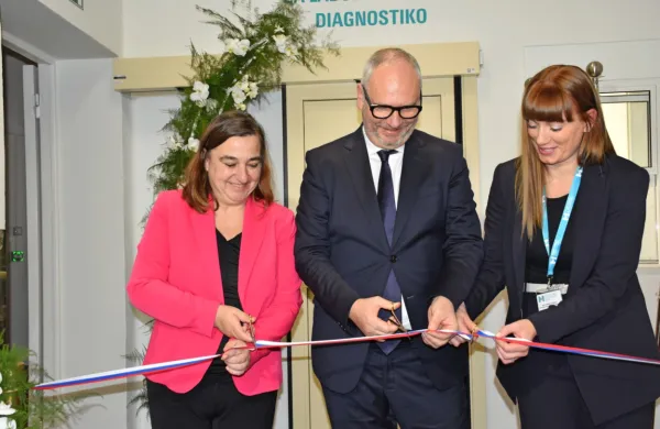 Novo pridobitev so odprli generalna direktorica direktorata za 
zdravstveno varstvo Jasna Humar, direktor bolnišnice Dimitrij 
Klančič in vodja  oddelka za laboratorijsko diagnostiko  Anja 
Žiberna Posega.