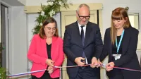 Novo pridobitev so odprli generalna direktorica direktorata za 
zdravstveno varstvo Jasna Humar, direktor bolnišnice Dimitrij 
Klančič in vodja  oddelka za laboratorijsko diagnostiko  Anja 
Žiberna Posega.