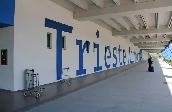  Vsak peti potnik, ki je lani za začetek ali konec (ali vmesno postajo) 
svojega potovanja izbral letališče v Ronkah, je bil iz Slovenije ali pa 
je bil tja namenjen.