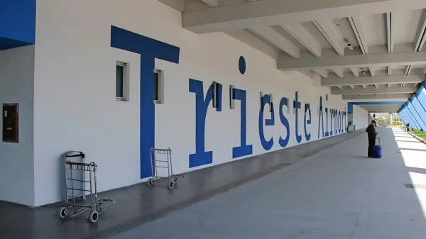  Vsak peti potnik, ki je lani za začetek ali konec (ali vmesno postajo) 
svojega potovanja izbral letališče v Ronkah, je bil iz Slovenije ali pa 
je bil tja namenjen.