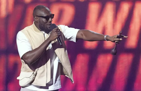 Britanski raper, hiphopovski zvezdnik Stormzy bo prejel častni 
doktorat  angleške univerze Cambridge, za katero je  uvedel 
štipendijski program za temnopolte študente.