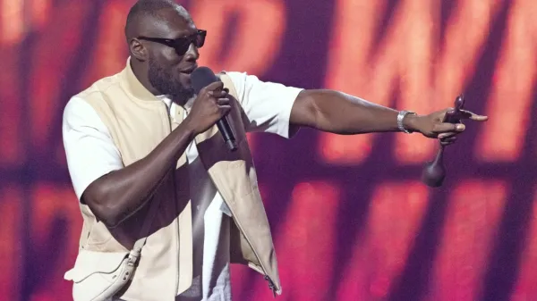 Britanski raper, hiphopovski zvezdnik Stormzy bo prejel častni 
doktorat  angleške univerze Cambridge, za katero je  uvedel 
štipendijski program za temnopolte študente.